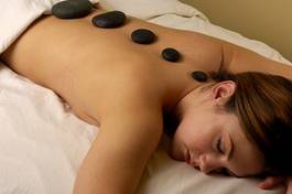 Fototapeta masaż ciepłymi mineralnymi kamieniami w salonie spa