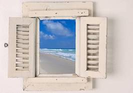 Fototapeta małe drewniane okienko z widokiem na plażę