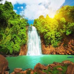 Naklejka piękny wodospad w dżungli