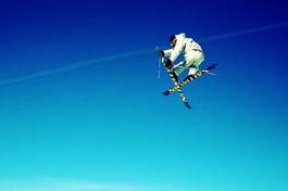 Fotoroleta narty góra błękitne niebo niebieski freestyle