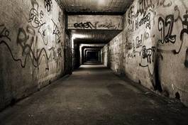 Fototapeta tunel w graffiti