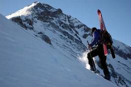 Fotoroleta góra mężczyzna narty śnieg szczyt