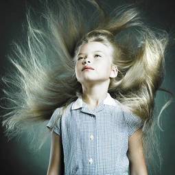 Fotoroleta dziewczynka z długimi włosami