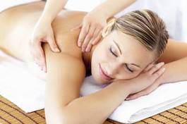 Fototapeta zrelaksowana kobieta i masaż pleców