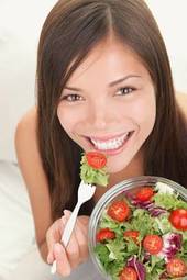 Plakat kobieta jedząca zdrową sałatkę
