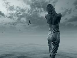Naklejka samotna kobieta nad brzegiem