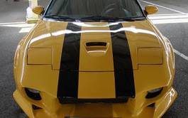 Naklejka samochód motorsport amerykański żółty koła