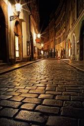 Fototapeta kamienista uliczka z latarniami nocą