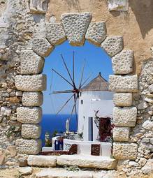 Naklejka młyn przez stare weneckie okno, grecja