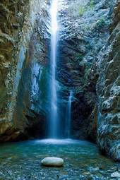 Plakat wodospad chantara w górach trodos, cypr
