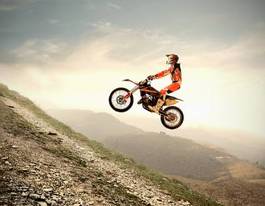 Plakat motor wzgórze niebo motorsport