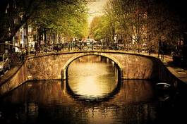 Obraz na płótnie romantyczny most na kanale, amsterdam