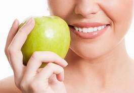 Plakat kobieta z zielonym jabłkiem