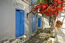 Fototapeta klasyczna ulica w grecji w małym miasteczku