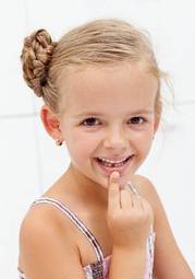 Obraz na płótnie zabawa uśmiech usta dziewczynka