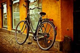 Plakat stary klasyczny rower na ulicy kopenhagi