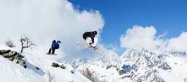 Fototapeta narty góra narciarz widok