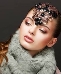 Plakat modelka z brylantami na głowie