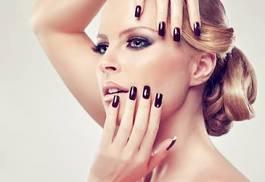 Fotoroleta piękny kosmetyk oko manicure