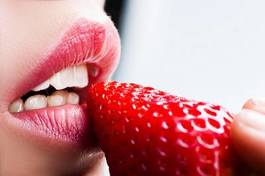 Fotoroleta dziewczynka kosmetyk usta owoc kobieta