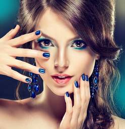 Obraz na płótnie piękna kobieta z fryzurą i niebieskimi paznokciami