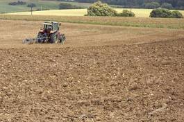 Plakat traktor jesień pole rolnictwo pług