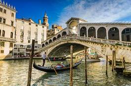 Fototapeta gondola przy moście rialto w wenecji, włochy