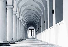 Fotoroleta korytarz z kolumnami