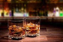 Obraz na płótnie napój lód alkohol whiski drewno