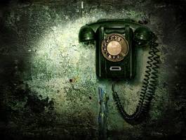 Naklejka stary telefon na zniszczonej ścianie