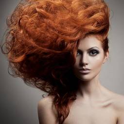 Plakat ruda kobieta z bujną fryzurą