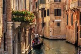 Naklejka gondola na romantycznym kanale, wenecja, włochy