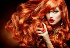 Fotoroleta długie kręcone czerwone włosy