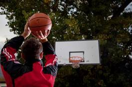 Fototapeta mężczyzna sport zdrowy niebo koszykówka
