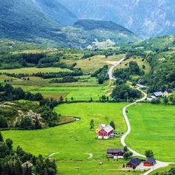 Plakat góra skandynawia europa natura wioska