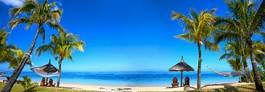 Obraz na płótnie tropikalna plaża, parasol i fotel