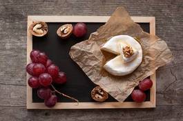 Obraz na płótnie camemebert z winogronami i orzechami włoskimi