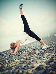 Plakat kobieta wykonująca ćwiczenia jogi