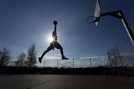 Obraz na płótnie mężczyzna niebo koszykówka park