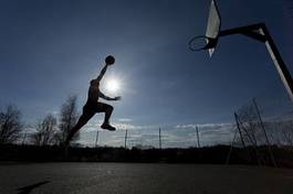 Fotoroleta mężczyzna koszykówka drzewa piłka