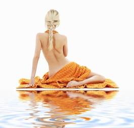 Plakat obraz pięknej kobiety z pomarańczowym ręcznikiem