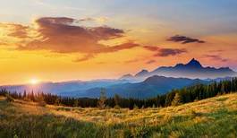 Obraz na płótnie góra trawa wieś słońce