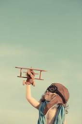 Naklejka dziecko z drewnianym samolotem