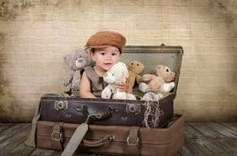Plakat dziecko w walizce z misiami