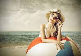 Plakat kobieta na plaży z dużą piłką