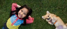 Fotoroleta szczęśliwa dziewczynka i pies