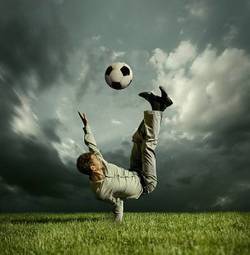 Plakat piłkarz piłka nożna sport niebo piłka