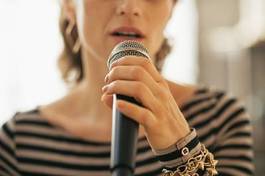 Naklejka kobieta mikrofon śpiew