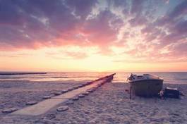Fotoroleta plaża kuter zmierzch wybrzeże łódź