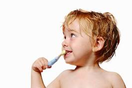 Plakat dziecko myje zęby